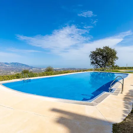בית נופש Modern Villa, Pool, Ocean & Mountain View *