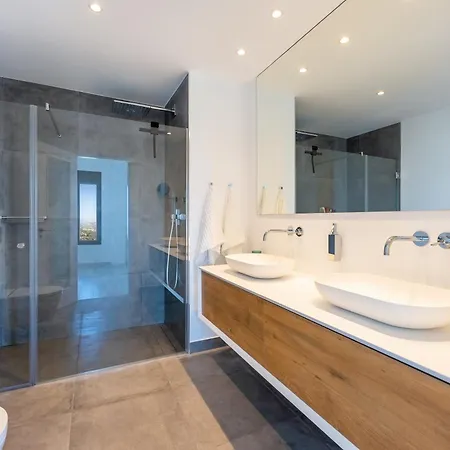Modern Villa, Pool, Ocean & Mountain View מארבלה