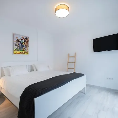 Modern Villa, Pool, Ocean & Mountain View *