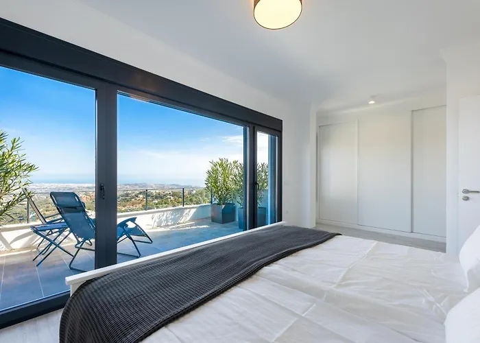 別荘 Modern Villa, Pool, Ocean & Mountain View マルベーリャ