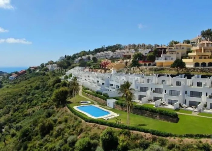Modern Villa, Pool, Ocean & Mountain View