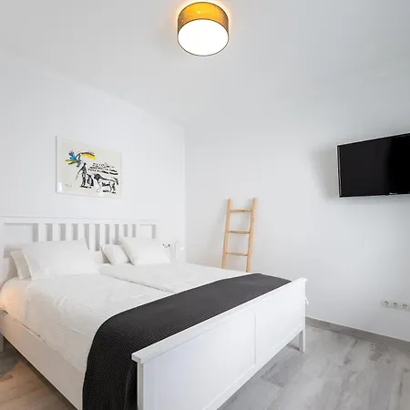 Modern Villa, Pool, Ocean & Mountain View *